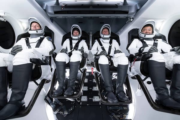 L'équipage Crew-2 qui va s'envoler vers la Station spatiale internationale L'équipage Crew-2 qui va s'envoler vers la Station spatiale internationale