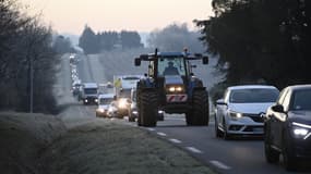Un agriculteur au volant d'un tracteur participe à un convoi d'agriculteurs parti à Cancon, dans le Lot-et-Garonne, en direction de Paris, le 6 janvier 2026.