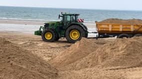 À Barneville-Carteret, l'heure est au ré-ensablement des plages victimes de la tempête Patricia, en août dernier.