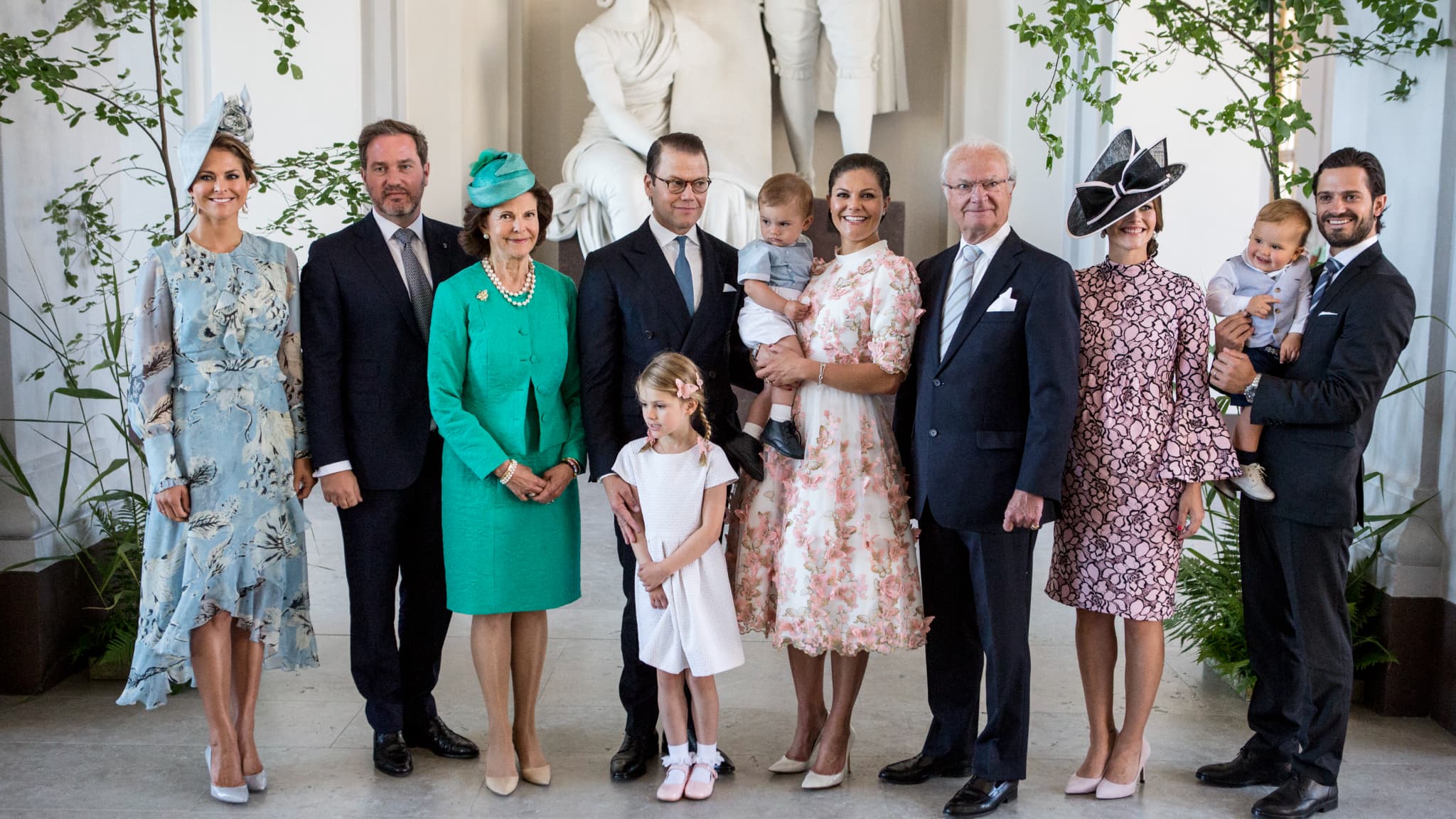 Carl XVI Gustav et son épouse Silvia, entourés de leurs trois enfants, avec leurs conjoints et leurs enfants