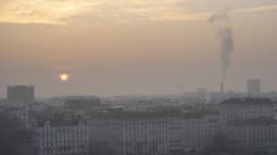Vue d'ensemble de la ville de Lyon sous un ciel teinté de gris à cause de la pollution aux particules fines lors d'une journée d'alerte orange pollution, le 18 février 2025.