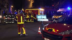Les pompiers sont intervenus une partie de la nuit pour maîtriser l'incendie d'un immeuble du 16e arrondissement.