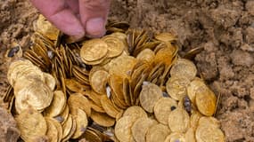 Deux mille pièces d'or ont été retrouvées par hasard lors d'une plongée dans le port antique de Césarée, en Israël. 