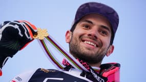 Mathieu Faivre avec sa médaille d'or sur parallèle aux Mondiaux de ski alpin