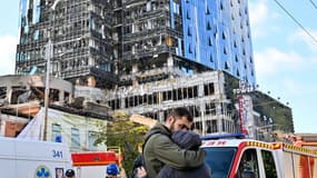 Des Ukrainiens après que des frappes ont touché Kiev, en Ukraine, faisant au moins 10 morts, le 10 octobre 2022