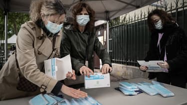 Des volontaires distribuant des masques
