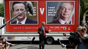 Des affiches annonçant le débat télévisé du 7 juin sur le Brexit, entre le Premier ministre David Cameron et le leader du parti Ukip, Nigel Farage. 