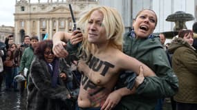 Une militante Femen rapidement maîtrisée, dimanche place Saint-Pierre de Rome, au Vatican.