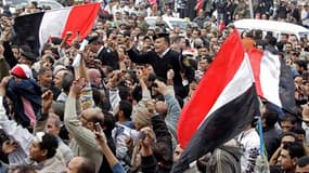 Des milliers de manifestants ont à nouveau convergé dimanche vers la place Tahrir, dans le centre du Caire, à la suite de tentatives de dispersion de protestataires par l'armée. Les militaires, qui assument le pouvoir en Egypte, avaient ordonné en début d