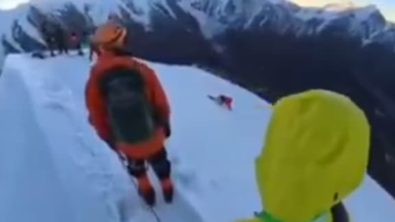 Un alpiniste chute lors de l'ascension du Nama Peak.