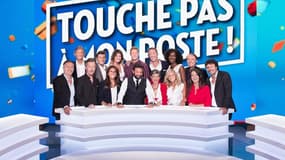 Cyril Hanouna (au centre), Matthieu Delormeau (derrière lui) et les chroniqueurs de 'Touche pas à mon poste'