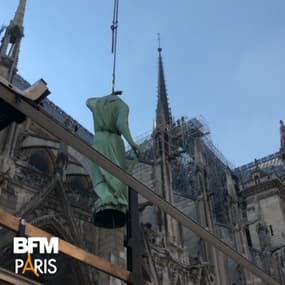 Décrochées grâce à une grue de 120 mètres de haut, ces statues de Notre-Dame de Paris vont être restaurées