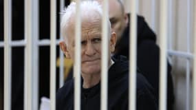 Ales Bialiatski, prix Nobel de la paix 2022, le 5 janvier 2023 dans un tribunal à Minsk en Biélorussie. 
