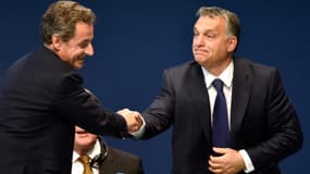 Octobre 2015, lors d'un meeting en Espagne, Nicolas Sarkozy et Viktor Orban se serrent la main.