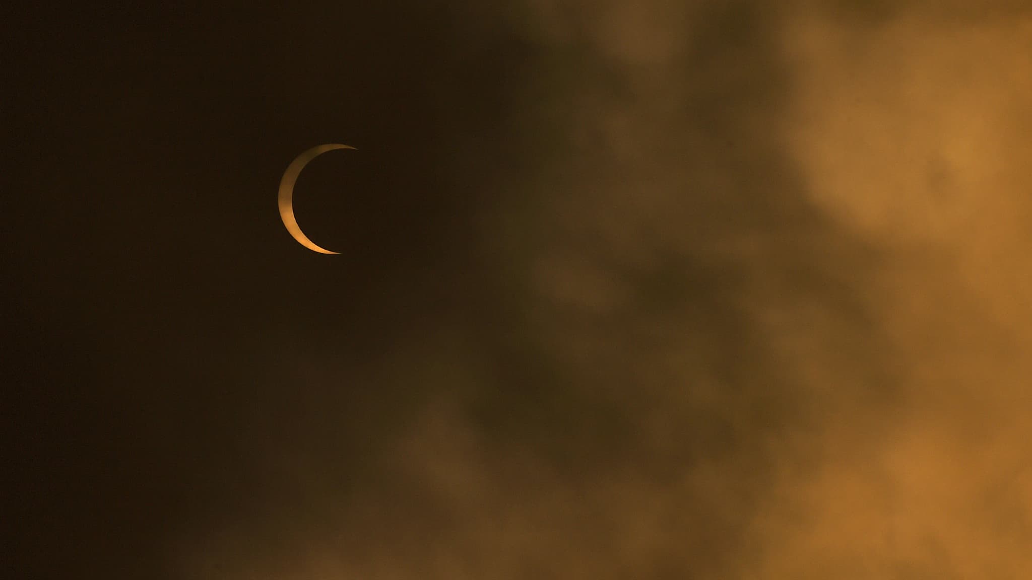 La lune passe devant le soleil lors de l'éclipse solaire annulaire à Cali, en Colombie, le 14 octobre 2023. 