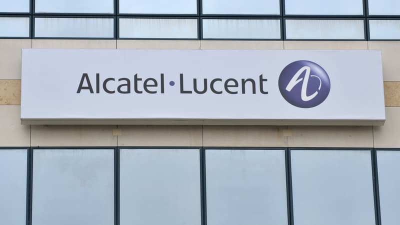 Le vice-président du Medef, Thibault Lanxade, juge "choquantes" les primes de départ attribuées à Michel Combes en  quittant Alcatel, qui pourraient lui rapporter 14 millions d'euros. 