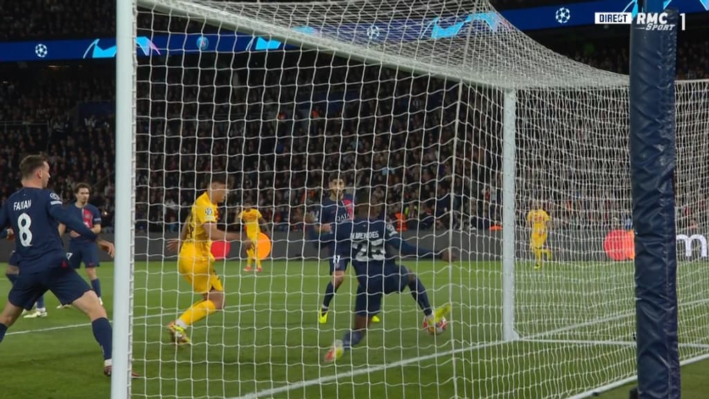 Nuno Mendes lors de PSG-Barça