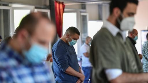 Des musulmans portnt un masque de protection, prient dans une mosquée à Milan, le 5 juin 2020