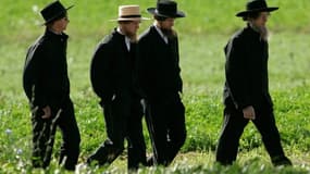 Quatre Amish vont à l'enterrement d'une victime de fusillade, le 05 octobre 2006.