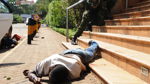 Le corps d'un homme gisant à proximité du centre commercial, pendant l'affrontement entre les forces de l'ordre et les hommes armés.