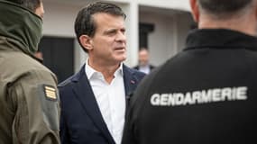Le ministre français de l'Outre-mer, Manuel Valls, visite la brigade de gendarmerie de Saint-Michel, dans la commune du Mont-Dore, en Nouvelle-Calédonie (France), le 23 février 2025. (Photo d'illustration)