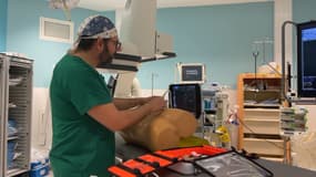 Le radiologue Guillaume Louis de l'hôpital La Timone à Marseille (Bouches-du-Rhône) simulant une intervention non invasive grâce à un kit destiné aux soins dans l'espace, en février 2024.