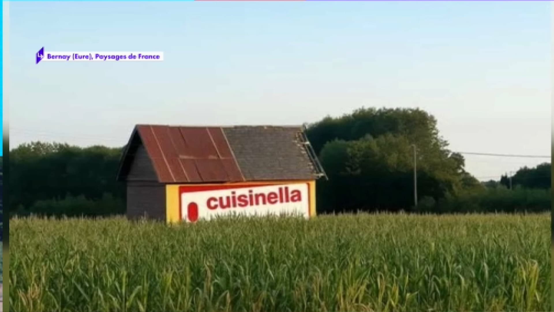 Un panneau publicitaire sur la façade d'un bâtiment isolé à Bernay dans l'Eure Un panneau publicitaire sur la façade d'un bâtiment isolé à Bernay dans l'Eure