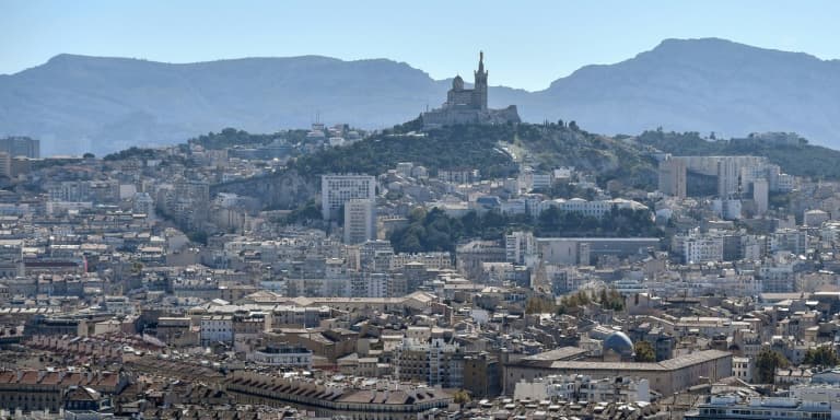 Vue du centre de Marseille et de la basilique Notre-Dame de la Garde, le 24 octobre 2018
