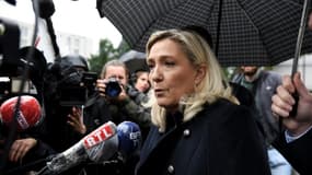La présidente du RN Marine Le Pen fait une déclaration à la presse à l'issue d'une visite au commissariat de Villeneuve-la-Garenne, le 12 jin 2020 dans les Hauts-de-Seine