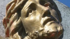 Une statue représentant Jésus.