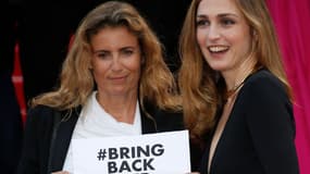 La réalisatrice Lisa Azuelos et l'actrice Julie Gayet se mobilisent pour la causes des lycéennes nigérianes enlevées.