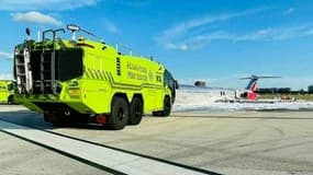 Une photo fournie par les pompiers de Miami-Dade montre un jet de Red Air après avoir pris feu lors de son atterrissage à l'aéroport international de Miami, le 22 juin 2022 à Miami, en Floride.