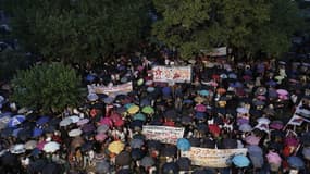 Des manifestants rassemblés devant le siège de l'ERT à Athènes. La Grèce se prépare à vivre jeudi une nouvelle journée de grève générale pour protester contre la fermeture temporaire des trois chaînes de télévision et des radios du service public par le g