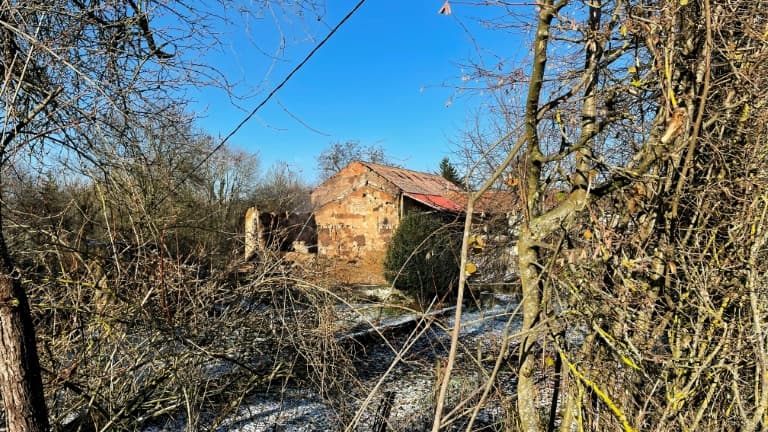L'ancienne ferme où deux corps ont été retrouvés après un incendie, le 3 décembre 2023 à Châteauvilain en Isère