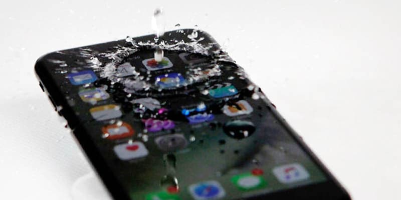 L'iPhone 7 résiste à l'eau, aux éclaboussures et aux courtes immersions.
