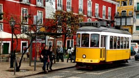 Une rue et un tram au Portugal (Photo d'illustration)