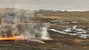 Des coulées de lave près des maisons de la ville de Grindavik, dans le sud-ouest de l'Islande, à la suite d'une éruption volcanique.