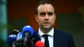 Le ministre des Outre-mer Sébastien Lecornu s'adresse à la presse le 29 novembre 2021 à Pointe-à-Pitre