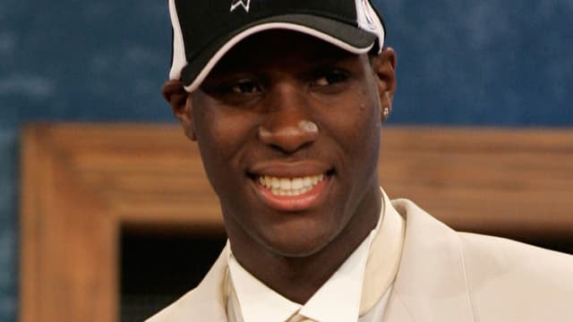 Ian Mahinmi avec la casquette des Spurs