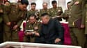 Kim Jong-Un distribue des pistolets commémoratifs pour marquer l'armistice de la Guerre de Corée