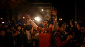 Des supporters marocains sur les Champs-Élysées à Paris, ce samedi 10 décembre après la victoire face au Portugal en Coupe du monde