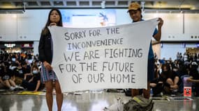 Des manifestants à l'aéroport d'Hong Kong ce vendredi.
