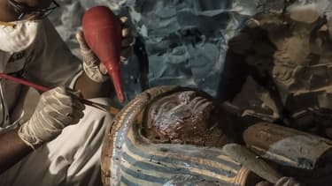 Un archéologue égyptien restaure un sarcophage, à Louxor en Égypte le 9 septembre 2017.