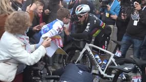 Remco Evenepoel signe le maillot d'un jeune fan à Binche, le 4 octobre 2022