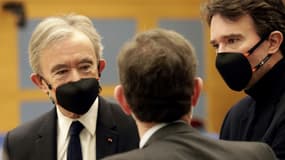 Bernard Arnault et son fils Antoine, responsable de la communication de LVMH, devant la commission d'enquête du Sénat, à Paris le 20 janvier 2022