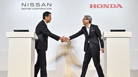 Makoto Uchida, patron de Nissan, et Toshihiro Mibe, patron de Honda, lors d'une conférence de presse à Tokyo, le 1er août 2024 (photo d'illustration).
