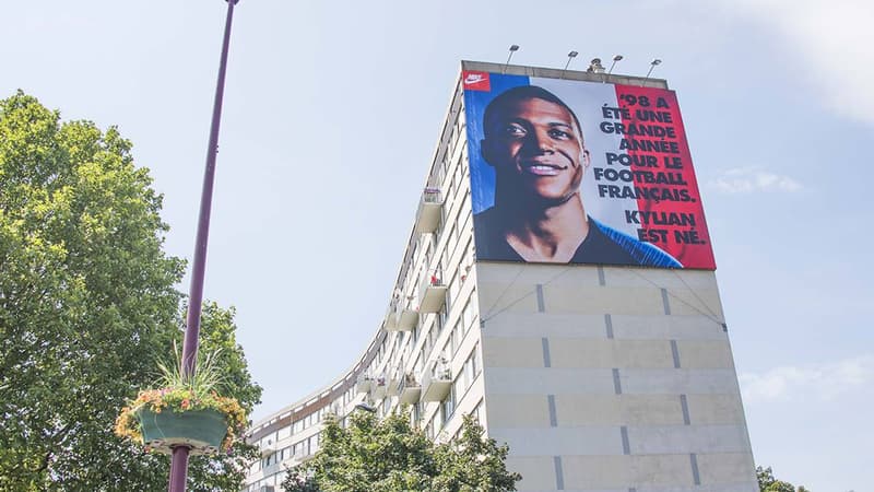 Le visage de Kylian Mbappé s'affiche sur un immeuble de la résidence des potagers, à Bondy.