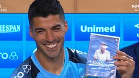 Luis Suarez reçoit un DVD compilant les plus beaux buts de son entraîneur Renato Gaucho lors de ses adieux au public de Gremio, le 3 décembre 2023