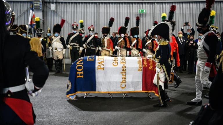 Des volontaires en costumes de soldats de l'époque napoléonienne devant le cercueil contenant les restes du général Charles Étienne Gudin de la Sablonnière lors d'une céremonie à l'aéroport du Bourget le 13 juillet 2021