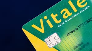 Photographie prise le 22 mars 2024 à Paris montrant une carte d'assurance maladie française. (Illustration)
